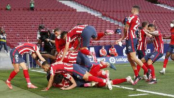 Los futbolistas del Atlético celebran el 2-1 de Luis Suárez.