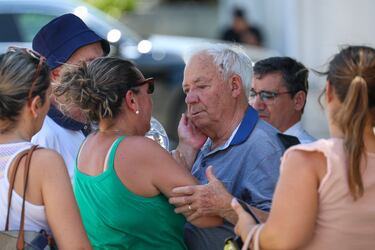 El abuelo de Diogo Jota y André Silva recibe consuelo en el exterior del velatorio del delantero portugués del Liverpool, Diogo Jota, y su hermano André Silva, en Gondomar, a las afueras de Oporto.