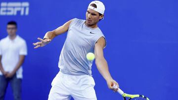 El español Rafael Nadal entrena antes de iniciar su participación en el Abierto Mexicano de Tenis en Acapulco.