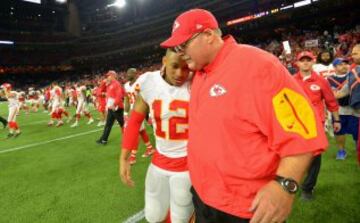 -"Y como he sido muy bueno quiero que me traigas la Play 4 y con el Madden" -"Por ¨²ltima vez, Albert, NO SOY SANTA CLAUS. SOY TU ENTRENADOR."