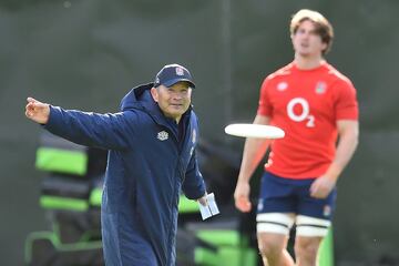 El seleccionador de Inglaterra de rugby, Eddie Jones, lanza un frisbee mientras asiste a una sesión de entrenamiento en el Hotel Lensbury en Teddington, al suroeste de Londres. Está claro que el entrenador es un hombre multidsciplinar, a tenor de lo ducho que se le ve en el lanzamiento.