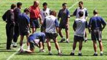 CAMBIO DE PLANES. El Barça optó por entrenarse en un Camp Nou preparado para la Champions.