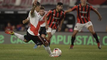 River Plate's Colombian midfielder Juan Quintero strikes to score a penalty kick against Patronato's goalkeeper Matias Mansilla during their Argentine Professional Football League match at the Monumental stadium in Buenos Aires, Argentina, on February 16, 2022. (Photo by JUAN MABROMATA / AFP)