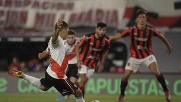 River Plate's Colombian midfielder Juan Quintero strikes to score a penalty kick against Patronato's goalkeeper Matias Mansilla during their Argentine Professional Football League match at the Monumental stadium in Buenos Aires, Argentina, on February 16, 2022. (Photo by JUAN MABROMATA / AFP)