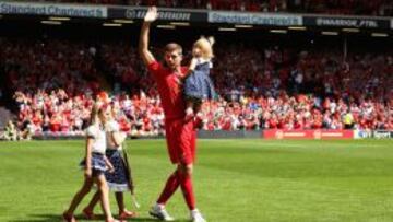 Steven Gerrard, acompa&ntilde;ado por sus hijas, recibe la ovaci&oacute;n de los hinchas congregados en Anfield el pasado fin de semana.