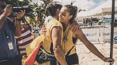 Duna Gordillo y Esperanza Barreras se abrazan en la playa durante el mundial de SUP en Puerto Rico, el 4 de noviembre del 2022. 