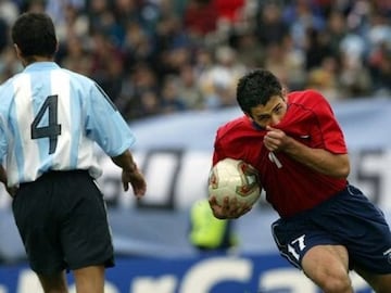 Uno de sus goles más recordados con la Roja se dio en la primera fecha de las clasificatorias a Alemania 2006. Lo convirtió ante Argentina, y la Roja igualó 2-2. 