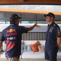 ¡Imposible no reírse! ‘Checo’ Pérez y Max Verstappen hacen el Tortilla Challenge