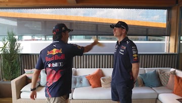 ¡Imposible no reírse! ‘Checo’ Pérez y Max Verstappen hacen el Tortilla Challenge