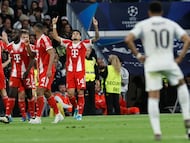 Bayern Munich's Colombian forward #14 Luis Diaz (C) celebrates scoring his team's first goal during the UEFA Champions League quarter final first leg football match between Real Madrid CF and FC Bayern Munich at Santiago Bernabeu Stadium in Madrid on April 7, 2026. (Photo by Oscar DEL POZO / AFP)