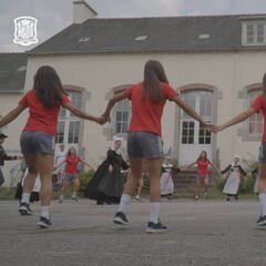 La Selección Sub-20 femenina baila al ritmo de las danzas bretonas