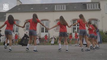 La Selección Sub-20 femenina baila al ritmo de las danzas bretonas