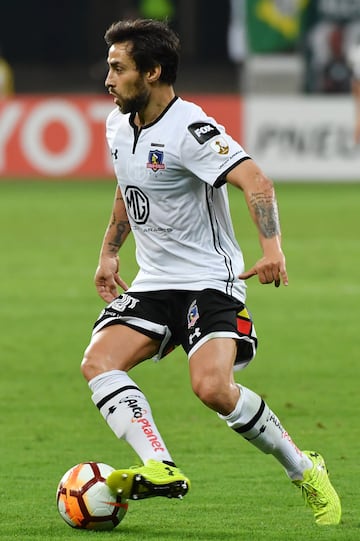 Jorge Valdivia of Chile's Colo-Colo, controls the ball during their 2018 Copa Libertadores football match against Brazil's Palmeiras held at Allianz Parque stadium, in Sao Paulo, Brazil, on October 3, 2018. (Photo by NELSON ALMEIDA / AFP)