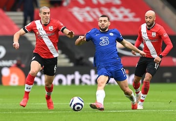 SOUTHAMPTON, ENGLAND - FEBRUARY 20: Mateo Kovacic of Chelsea is challenged by Oriol Romeu of Southampton during the Premier League match between Southampton and Chelsea at St Mary's Stadium on February 20, 2021 in Southampton