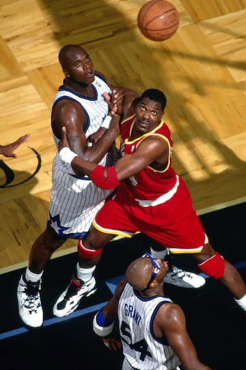 En la final de 1995, un Shaquille inexperto no pudo hacer demasiado ante Olajuwon.