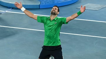 Novak Djokovic celebra su victoria contra Jannik Sinner en el Open de Australia.