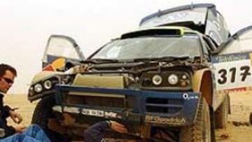 <b>LAS DUNAS NO PERDONAN.</b> El desierto en el Sáhara Occidental y Mauritania es más duro de lo que pueda parecer por la suavidad de las dunas. Esta pareja norteamericana ha tenido que reparar su coche en mitad del desierto.