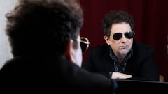 El cantante argentino Andr&eacute;s Calamaro frente al espejo.