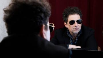 El cantante argentino Andr&eacute;s Calamaro frente al espejo.