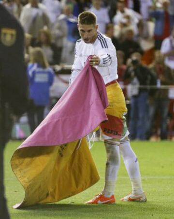 La temporada pasada la 2013-14 el Real Madrid ganaría la Copa del Rey, de nuevo ante el Barcelona en Mestalla. Aquí el defensa sevillano celebra el triunfo con un capote con el escudo blanco. louli