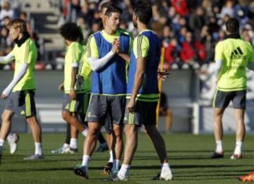 James Rodríguez se destaca en el primer día con el nuevo entrenador del Real Madrid, Zinedine Zidane.