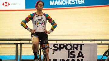 La ciclista canadiense Rachel McKinnon calienta antes de la semifinal de esprint de los Mundiales Máster de Ciclismo en Pista.