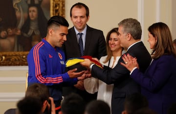 Iván Duque, presidente de la República, entregó la bandera del país a Radamel Falcao García y le dio un mensaje de apoyo a los dirigidos por Queiroz