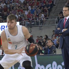 Vucevic, a Doncic: "No te puedo ayudar con Jennifer Anniston, pero sí conducir mi Porsche"