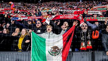 Aficionado del Feyenoord con una bandera de México.