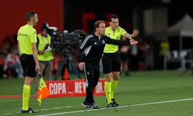 Arrasate, entrenador del Osasuna, en la banda.