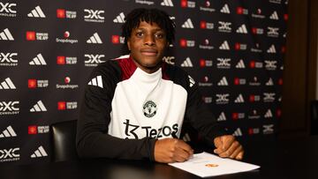 Patrick Dorgu firma su contrato como nuevo jugador del Manchester United.