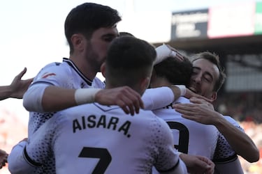 El Superferry no se corta y mira hacia arriba