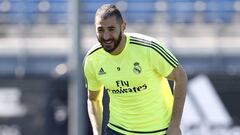 DEMASIADO JUSTO. Benzema, ayer, en un momento durante sus ejercicios de carrera en Valdebebas.