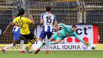 Dortmund (Germany), 06/06/2020.- Emre Can of Borussia Dortmund scores the opening goal past Goalkeeper, Rune Jarstein of Hertha BSC during the German Bundesliga soccer match between Borussia Dortmund and Hertha BSC at Signal Iduna Park in Dortmund, German