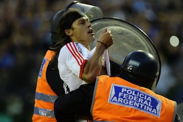 El entonces capitán de River se fue expulsado en un superclásico jugado en La Bombonera en el año 2011 cuando se fue, mirando a la 12, se besó el escudo mientras la policía evitaba el gesto y cubría al jugador de River.