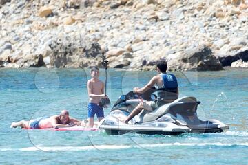 Zidane: Real Madrid coach and his family enjoy the sun in Ibiza