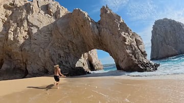 Blair Conklin corriendo con su tabla de skim en El Arco, Cabo San Lucas, Baja California Sur, México.
