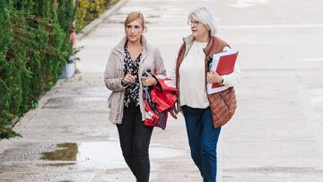 La consellera de Justicia e Interior de la Generalitat valenciana, Salomé Pradas (i), llega a la reunión del Centro de Coordinación Operativo Integrado (CECOPI) de la Comunitat Valenciana, a 4 de noviembre de 2024, en l'Eliana, Valencia, Comunidad Valenciana (España). Desde el CECOPI se coordinan las labores de emergencia en las zonas afectadas por la DANA. El temporal se ha saldado con hasta el momento, 217 muertos en la provincia de Valencia, hay miles de desaparecidos y la provincia continúa en alerta naranja de la AEMET por las lluvias.
04 NOVIEMBRE 2024
Carlos Luján / Europa Press
04/11/2024