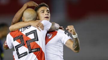 AME9596. BUENOS AIRES (ARGENTINA), 11/04/2019.- El jugador Lucas Mart&iacute;nez Cuarta (d) de River Plate celebra un gol en un partido del grupo A de la Copa Libertadores entre River Plate y Alianza Lima este jueves, en el estadio Monumental en Buenos Ai