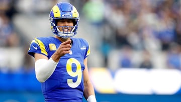 INGLEWOOD, CALIFORNIA - NOVEMBER 02: Matthew Stafford #9 of the Los Angeles Rams gestures during the third quarter in the game against the New Orleans Saints at SoFi Stadium on November 02, 2025 in Inglewood, California. Ronald Martinez/Getty Images/AFP (Photo by RONALD MARTINEZ / GETTY IMAGES NORTH AMERICA / Getty Images via AFP)