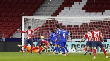 Luis Su¨¢rez marca de cabeza el 1-0 al Getafe.