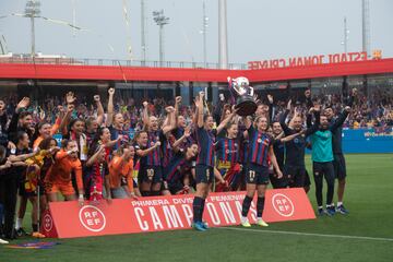 Marta y Alexia Putellas levantan felices la cuarta copa de la Liga consecutiva para el Barcelona. 