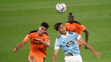 Gabri Veiga salta buscando el bal&oacute;n de cabeza con Gabriel Paulista durante el partido entre el Celta y el Valencia.