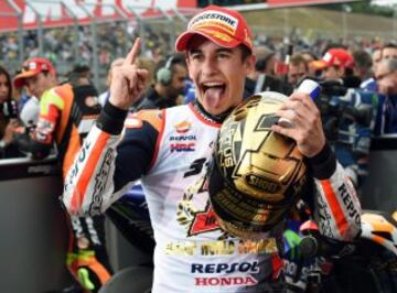Repsol Honda Team rider Marc Marquez of Spain gestures to photographers following his win of the 2014 MotoGP World Championship after finishing second place at the MotoGP Japanese Grand Prix in Motegi, Tochigi prefecture on October 12, 2014. AFP PHOTO / TOSHIFUMI KITAMURA