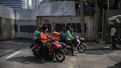 ¡Emocionante! Repartidores venezolanos escoltan el bus de la vinotinto en Lima