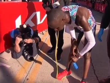 Kiplimo amenaza 25 km a Kiptum… hasta que irrumpe el ‘tío del mazo’  