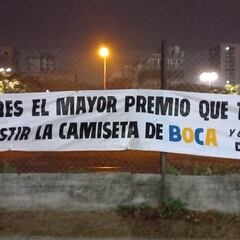 Bandera contra los jugadores a metros de la Bombonera