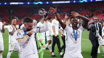 London (United Kingdom), 01/06/2024.- Dani Carvajal of Real Madrid kisses the club's badge as he celebrates with the player of the match trophy next to Vinicius Junior after winning the UEFA Champions League final match of Borussia Dortmund against Real Madrid, in London, Britain, 01 June 2024. Real Madrid wins their 15th UEFA Champions League. (Liga de Campeones, Rusia, Reino Unido, Londres) EFE/EPA/ADAM VAUGHAN