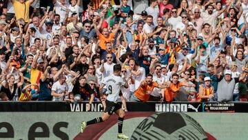 VALENCIA, 16/09/2023.- El delantero del Valencia Hugo Duro celebra el segundo gol del partido de Laliga EA Sports que disputan el Valencia y el Atlético de Madrid, este sábado en el estadio de Mestalla, en Valencia.-EFE/Ana Escobar
