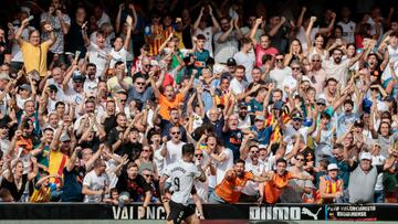 VALENCIA, 16/09/2023.- El delantero del Valencia Hugo Duro celebra el segundo gol del partido de Laliga EA Sports que disputan el Valencia y el Atl¨¦tico de Madrid, este s¨¢bado en el estadio de Mestalla, en Valencia.-EFE/Ana Escobar